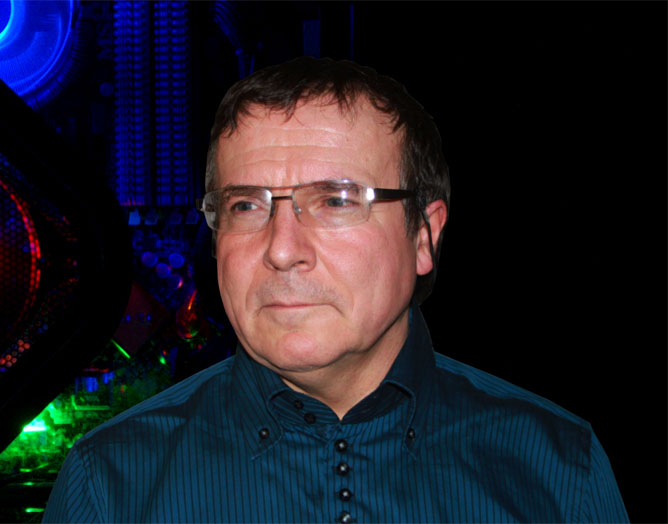 Michal med hjemmebygd PC i bakgrunnen.